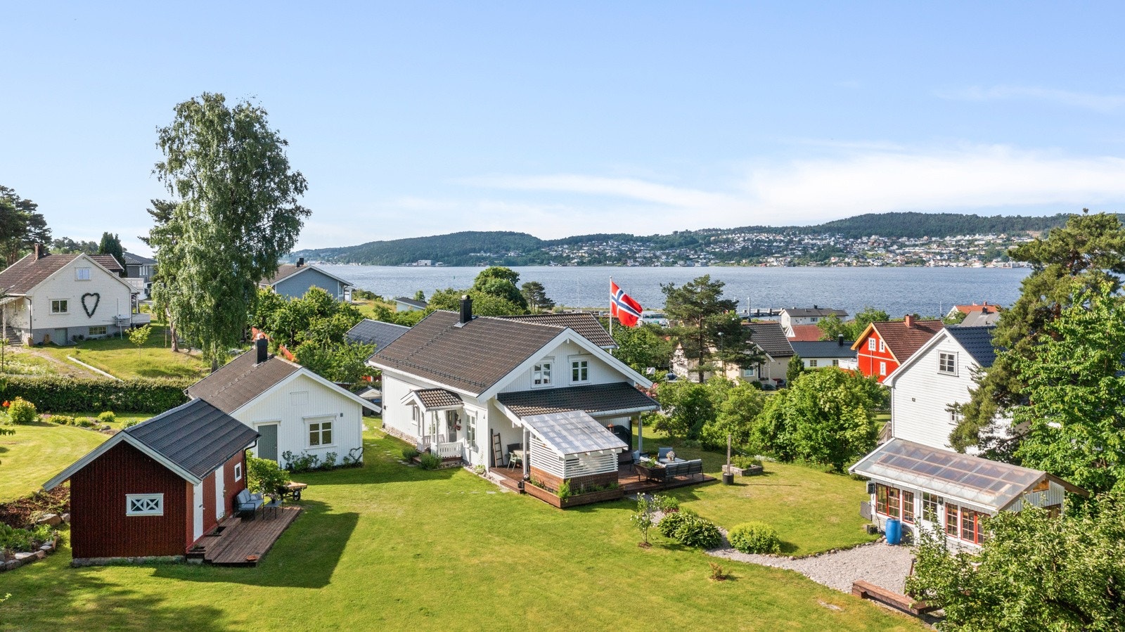 Velkommen til Sandøyvegen 20! Vakker sveitservilla med utsikt og tomt på 4,5 mål Galleribilde