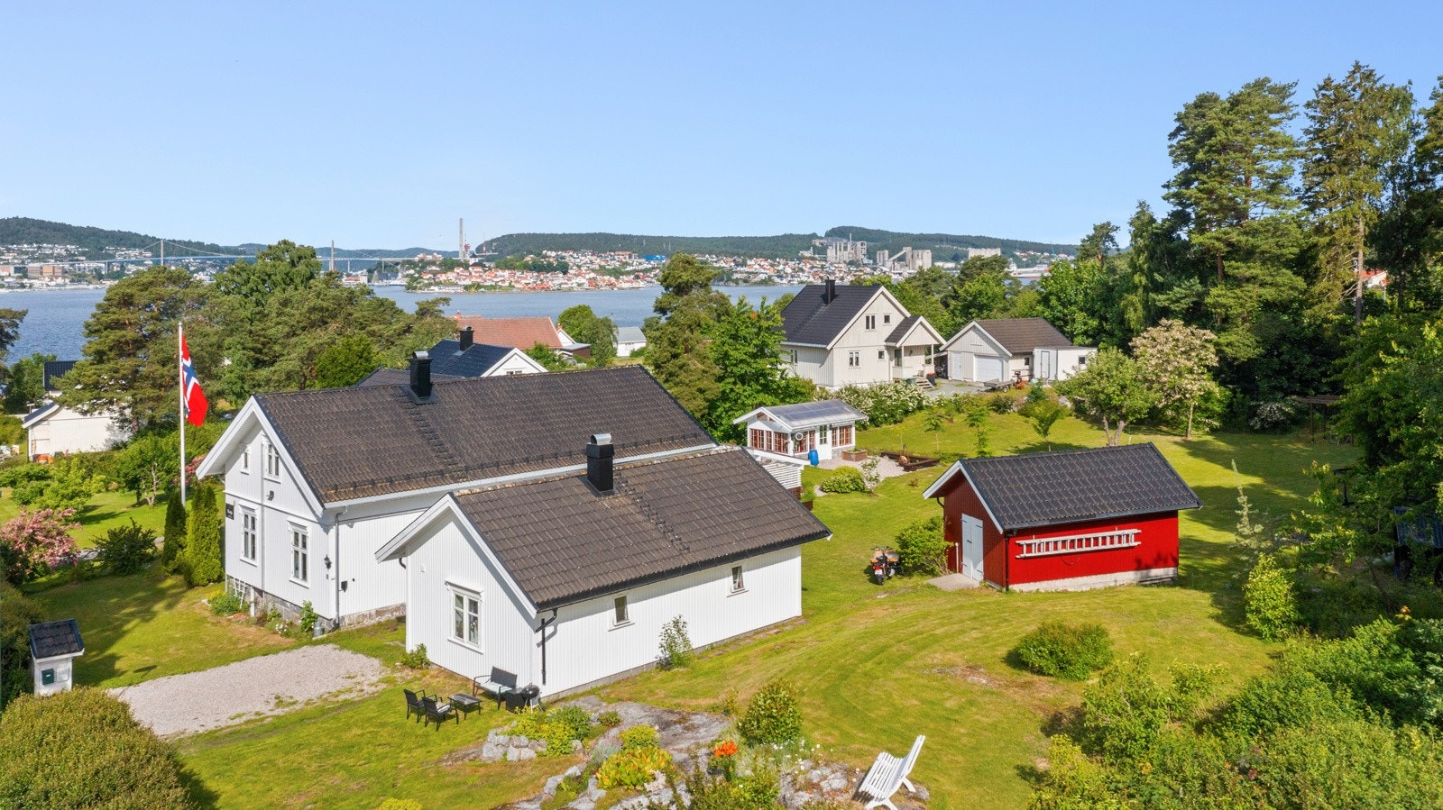 Bebyggelsen består ellers av et bryggerhus med utleiedel, et hendig uthus, et nydelig orangeri fra 2021 og et koselig stabbur - fraktet til eiendommen i 2018 Galleribilde