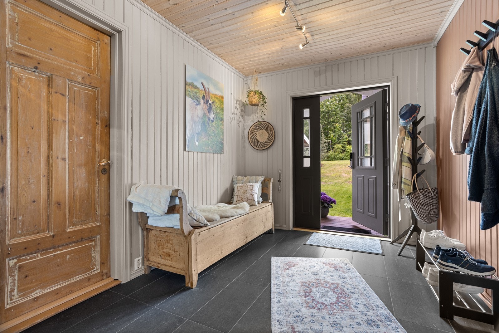 Om ønskelig er det god plass til skap eller andre garderobeløsninger i hallen Galleribilde