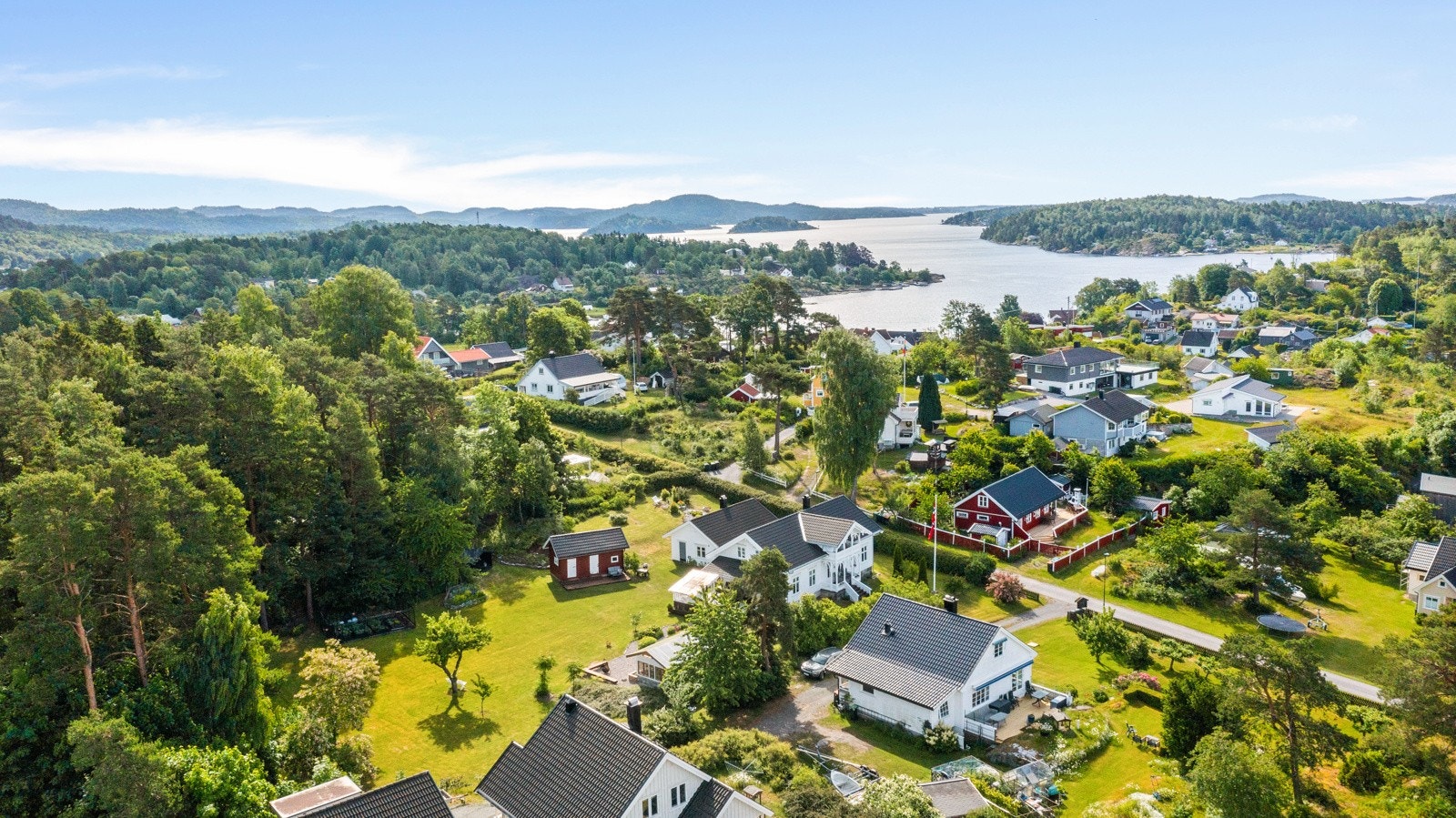 Øya har et landlig og idyllisk "sentrum", og er omkranset av Breviksfjorden, Eidangerfjorden og Ormerfjorden Galleribilde