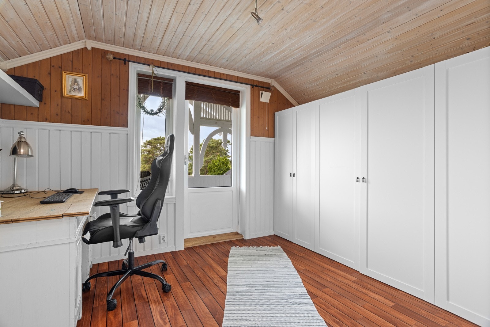 Et av soverommene benyttes som kontor, med nydelig utsikt og utgang til en vestvendt balkong Galleribilde