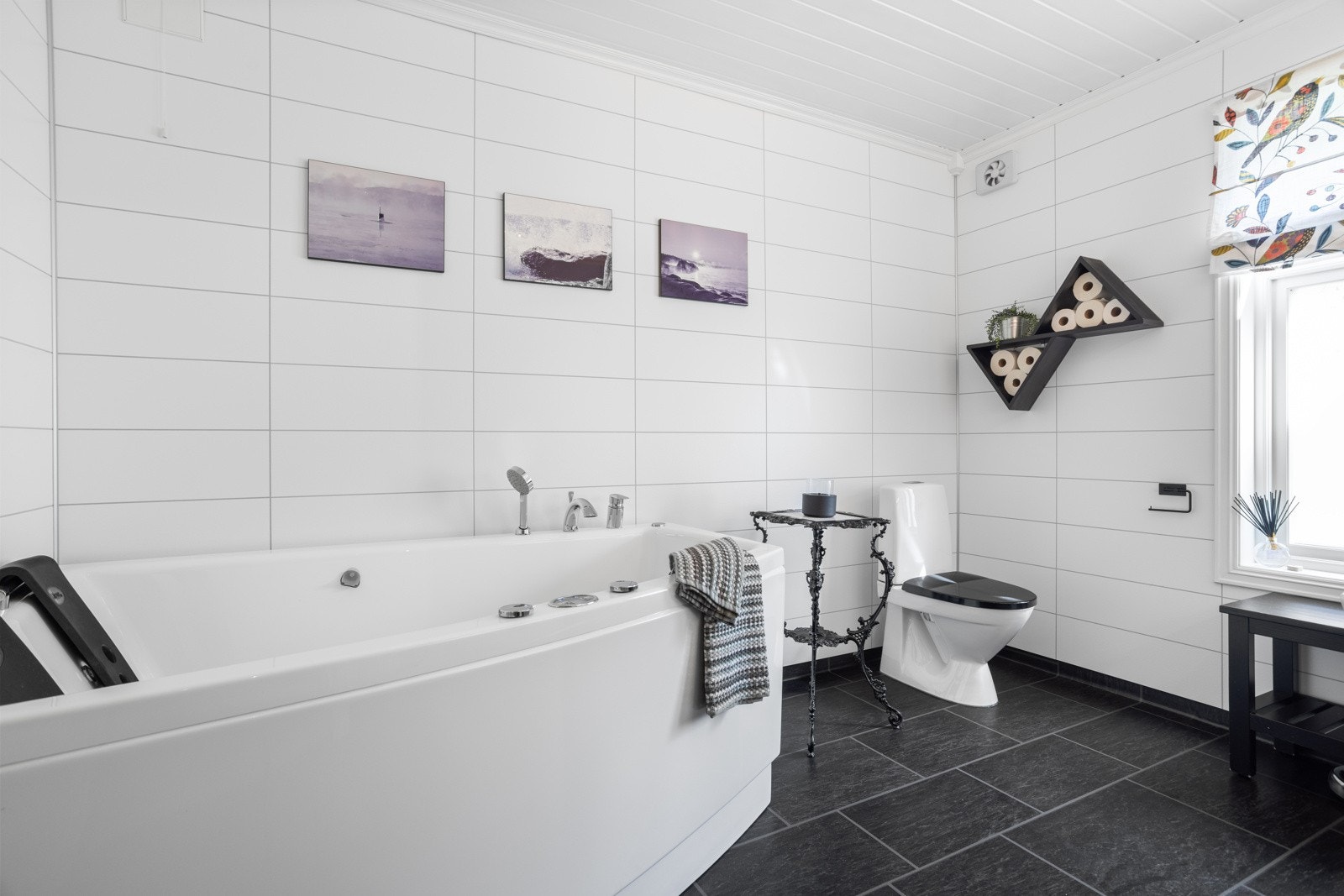 Badet inneholder baderomsinnredning med hel servantplate, toalett og hjørnebadekar med dusjløsning og massasjefunksjoner Galleribilde