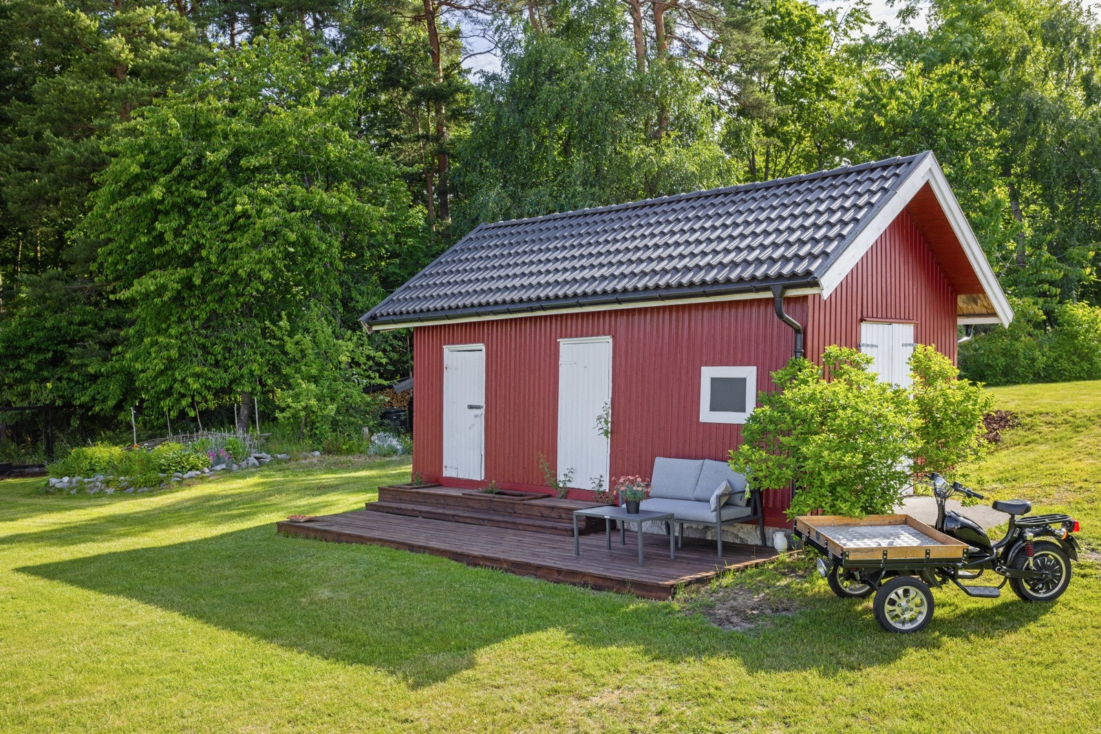 Uthuset har verksted, vedbod og en egen terrasse på ca. 13 kvm Galleribilde