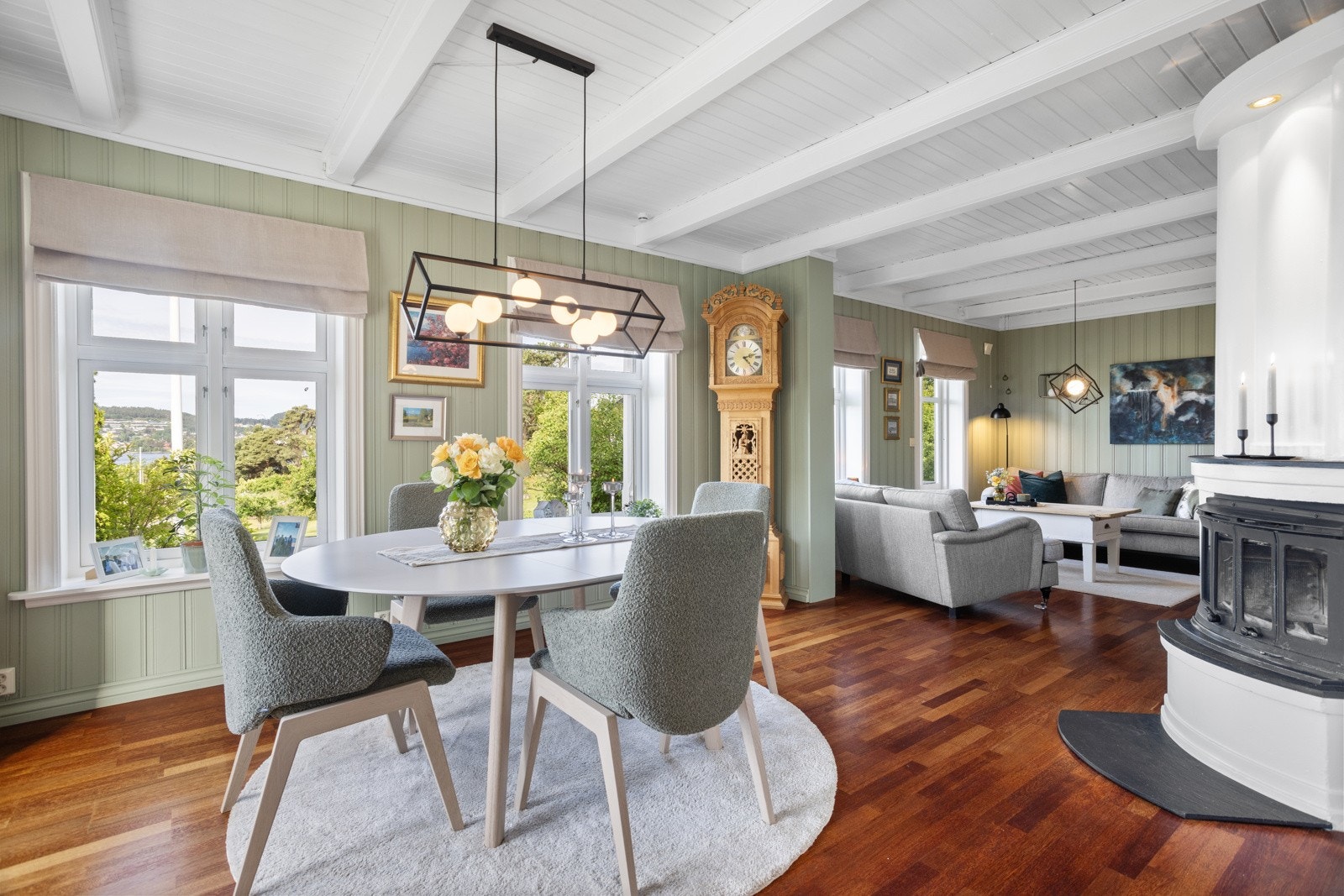 Hovedstuen er et nydelig oppholdsrom for hele familien, med gode lys- og utsiktsforhold via store krysspostvinduer i to himmelretninger Galleribilde