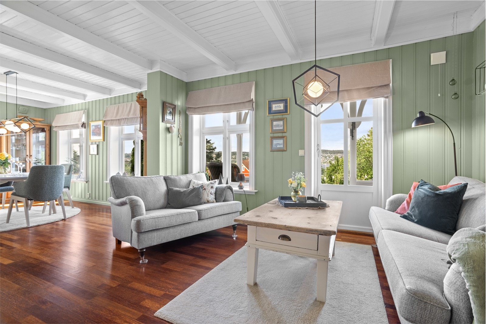 En glassdør fører ut til den vestvendte balkongen, med videre adkomst til den idylliske hagen Galleribilde