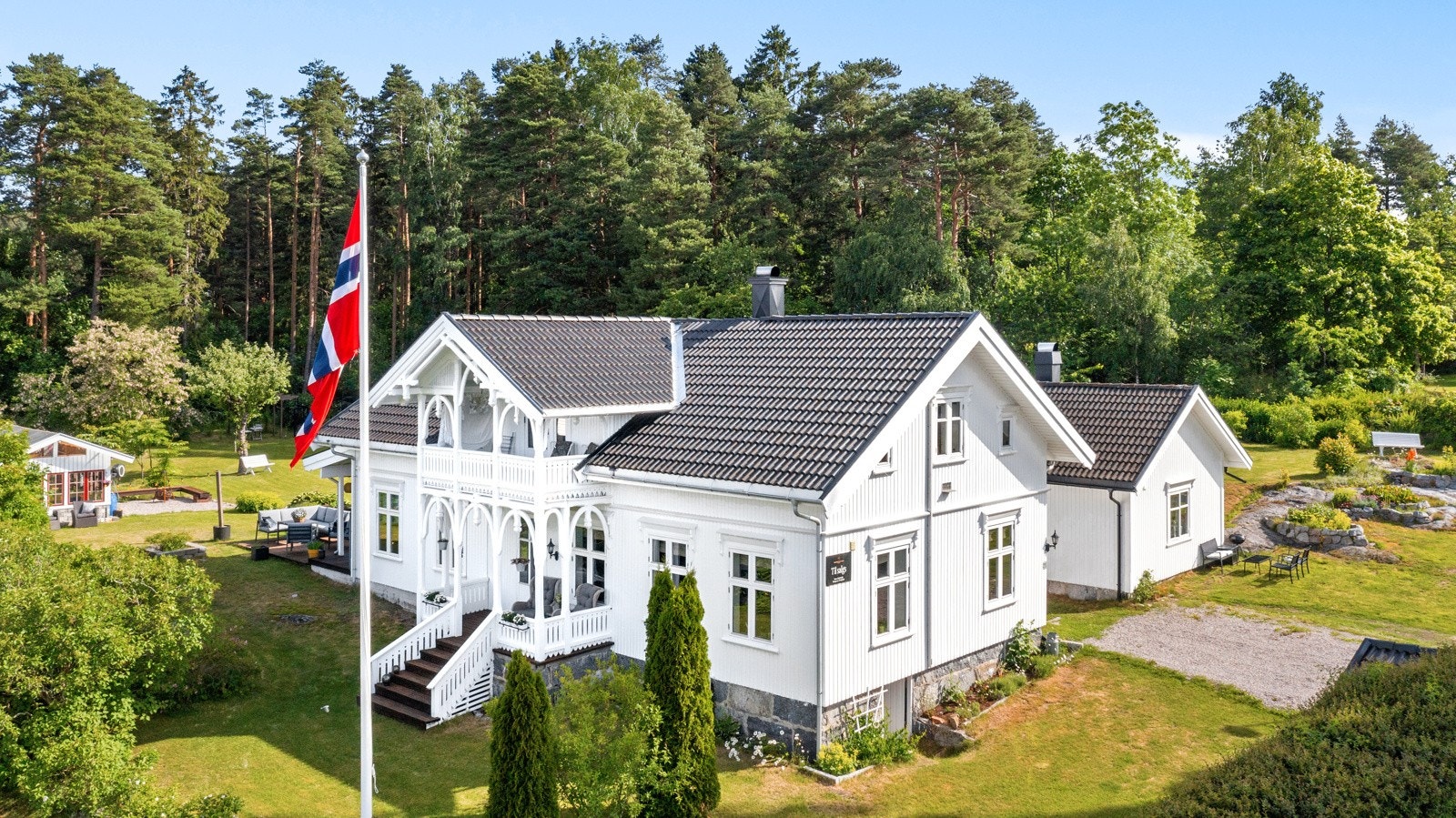 Selve eiendommen er en fantastisk tomt på over 4,5 mål, med småbruksfølelsen og landlig idyll på hver eneste kvadratmeter Galleribilde