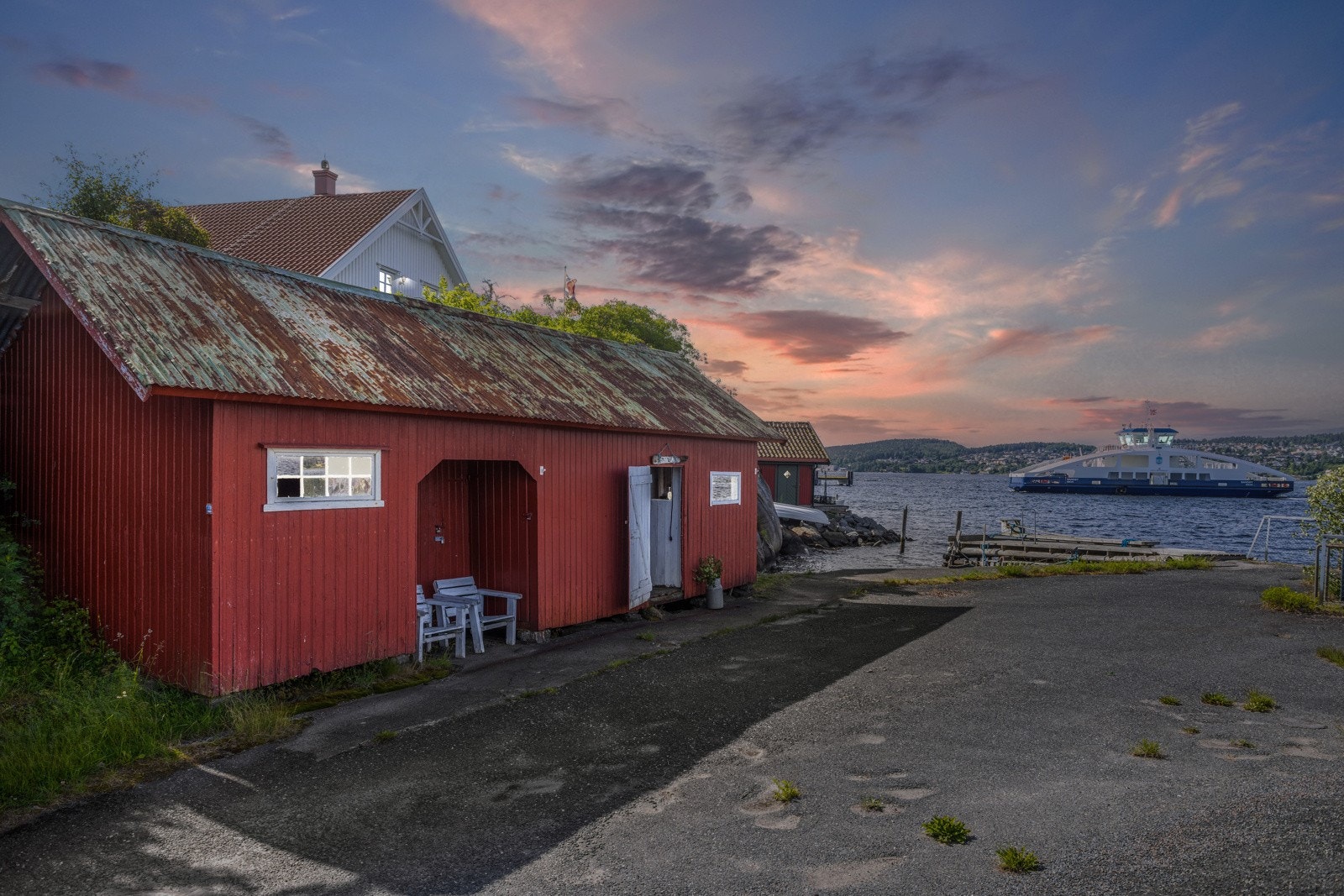 En liten spasertur tar deg ned til sjøen, og nede ved vannet har eiendommen evigvarende bruksrett til tre båtplasser og egen sjarmerende sjøbod. Galleribilde