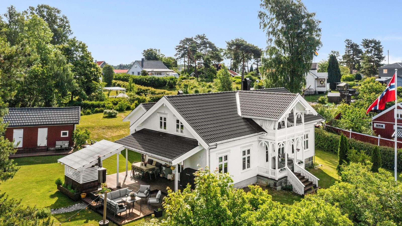 Selve eiendommen er en fantastisk tomt på over 4,5 mål, med småbruksfølelsen og landlig idyll på hver eneste kvadratmeter Galleribilde