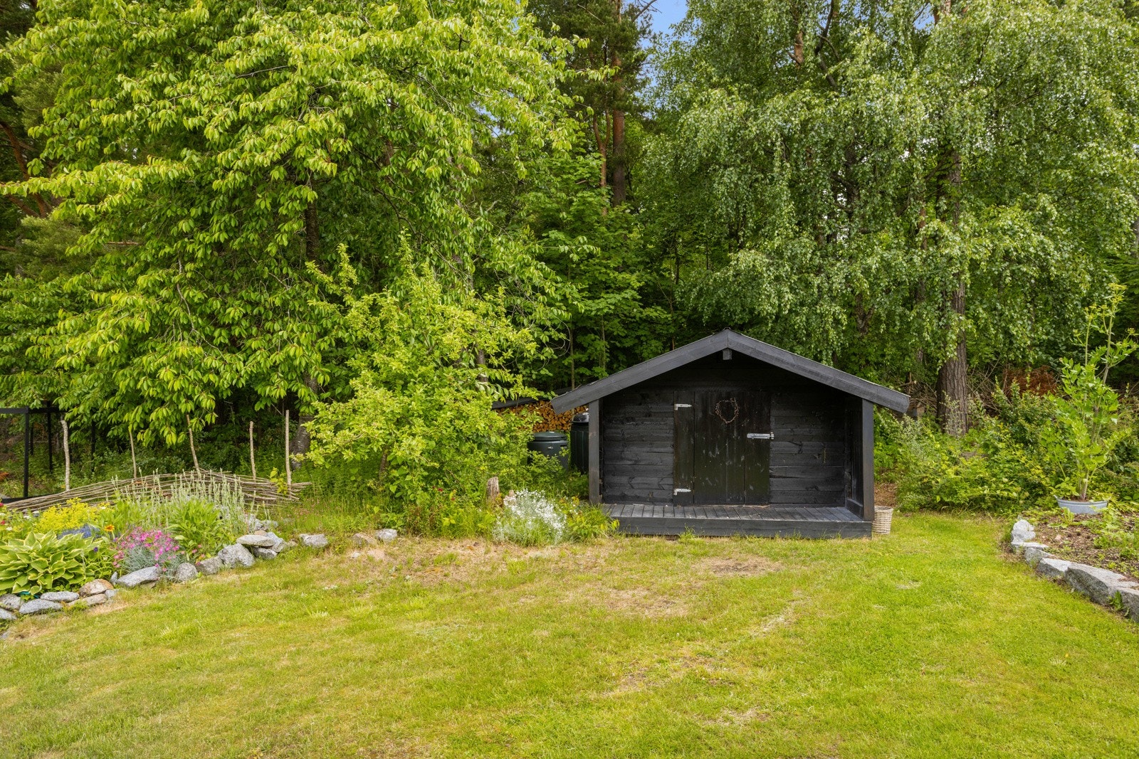 En del av eiendommen består av skog hvor det er mulighet for uttak av egen ved Galleribilde