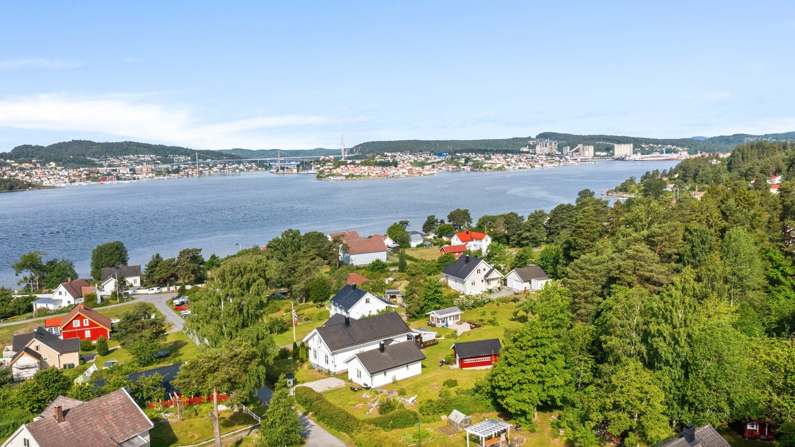 Eiendommen ligger i rolige og naturskjønne omgivelser på vakre Sandøya i Porsgrunn kommune Galleribilde
