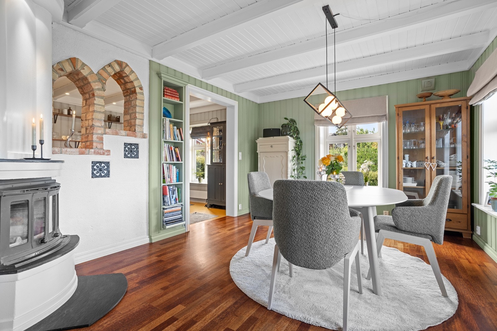 Lune kvelder sikres av en murt hjørnepeis fra Jøtul, og over peishyllen er det innfelt belysning Galleribilde