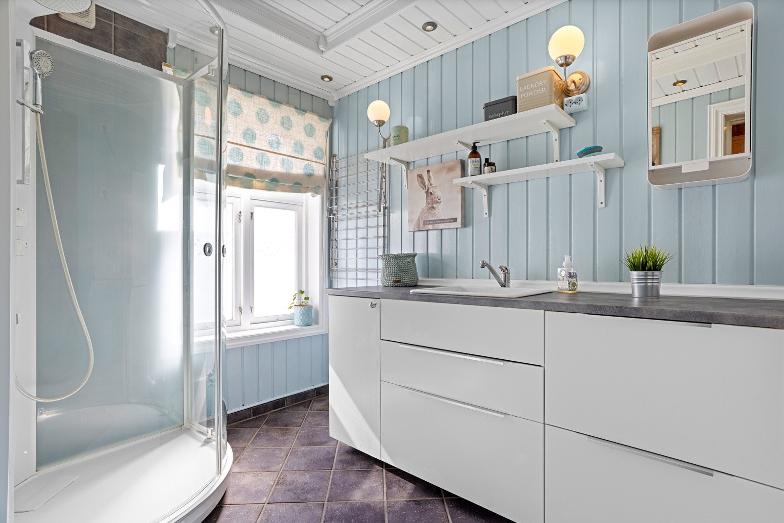 På baderom II er det badet er baderomsinnredning, opplegg for vaskemaskin og et dusjkabinett med regnfallsdusj Galleribilde