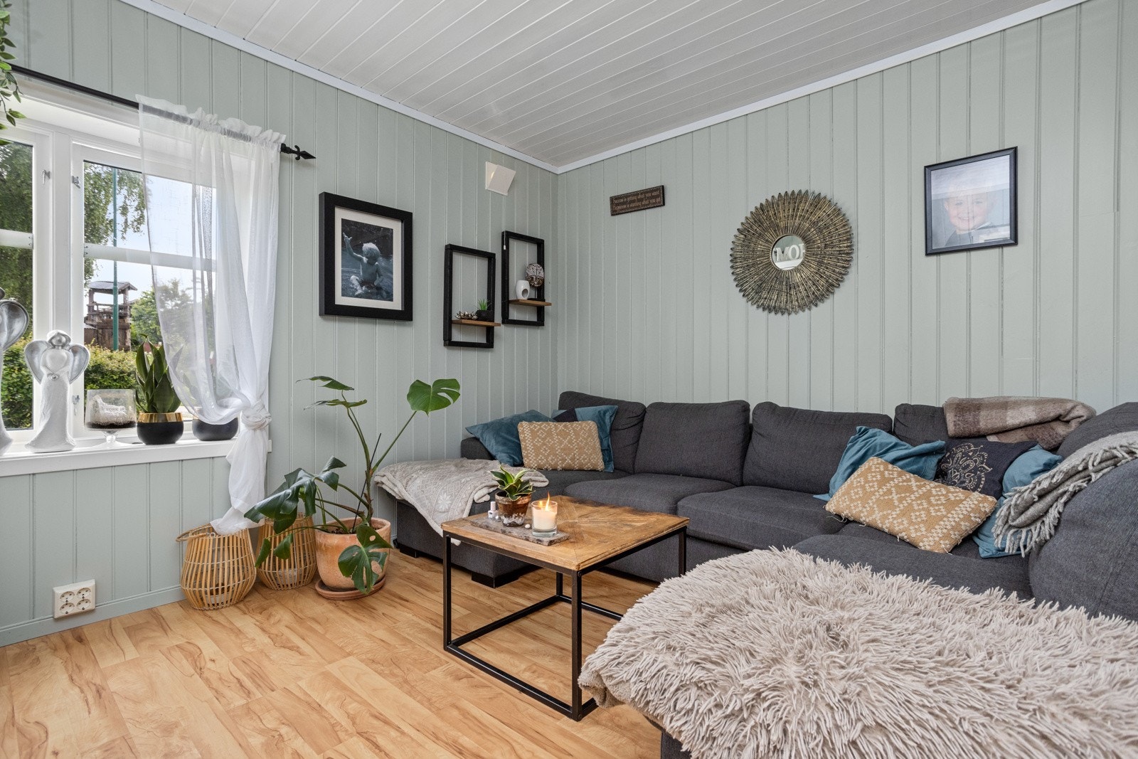 Innvendig ble huset malt opp i perioden 2016 - 19, og er holdt i en dus og tidsriktig fargepalett Galleribilde