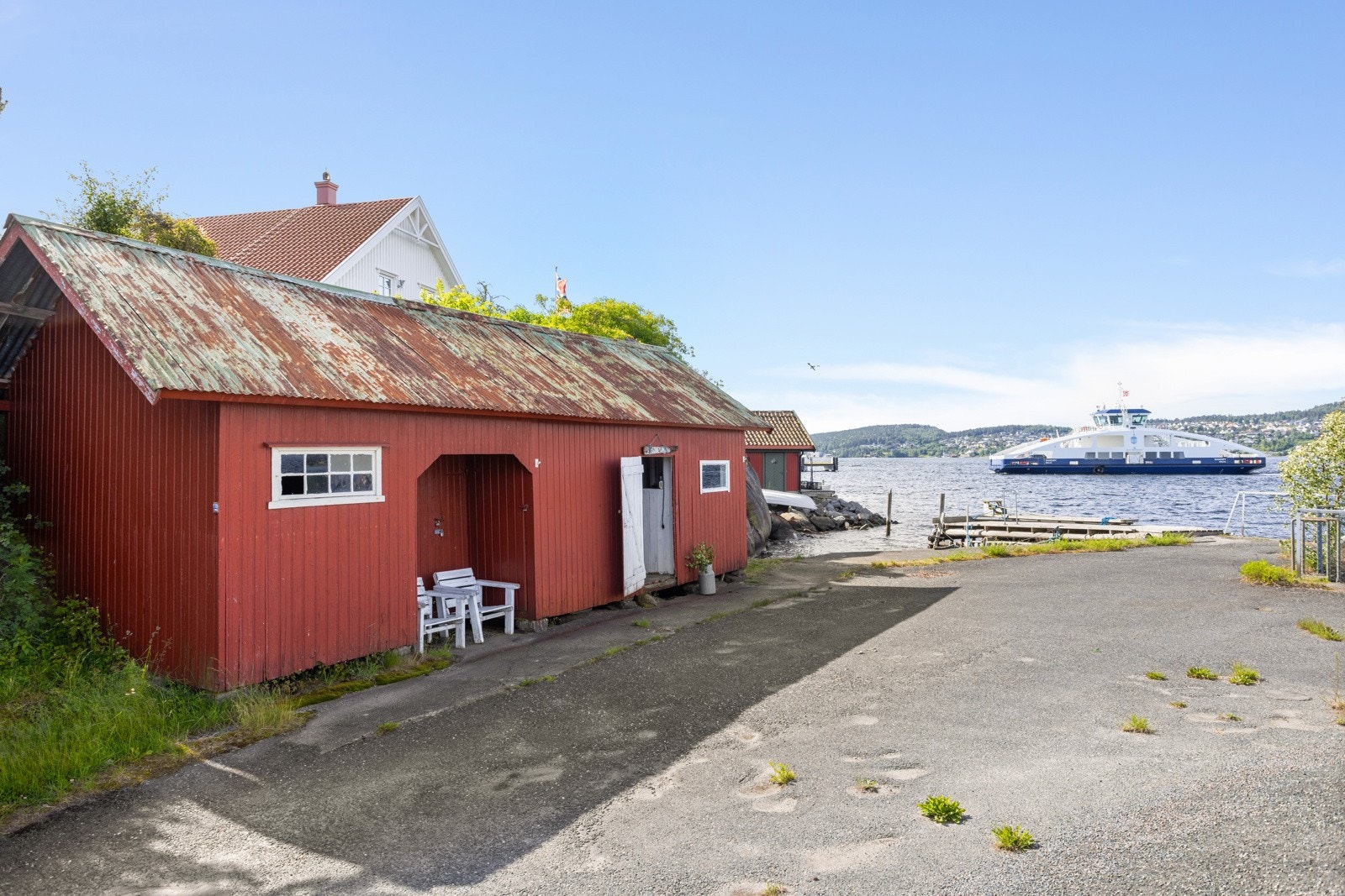 En liten spasertur tar deg ned til sjøen, og nede ved vannet har eiendommen evigvarende bruksrett til tre båtplasser og egen sjarmerende sjøbod. Galleribilde