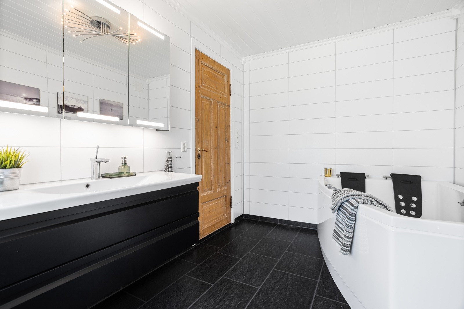 Planløsningen byr på to bad i første etasje, hvor det ene er et kombinert bad/vaskerom Galleribilde