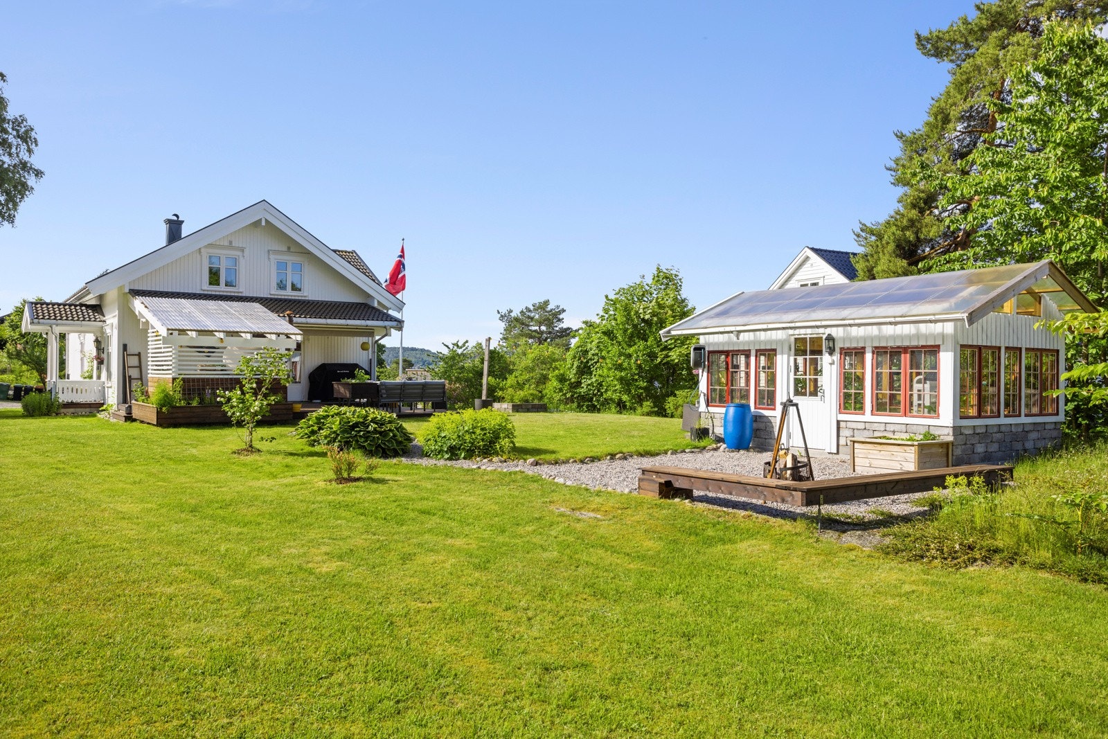 På eiendommen står det en velholdt sveitservilla fra 1910, med originale detaljer som mønepynt, utskjæringer og klassiske, utenpåliggende balkonger. Galleribilde