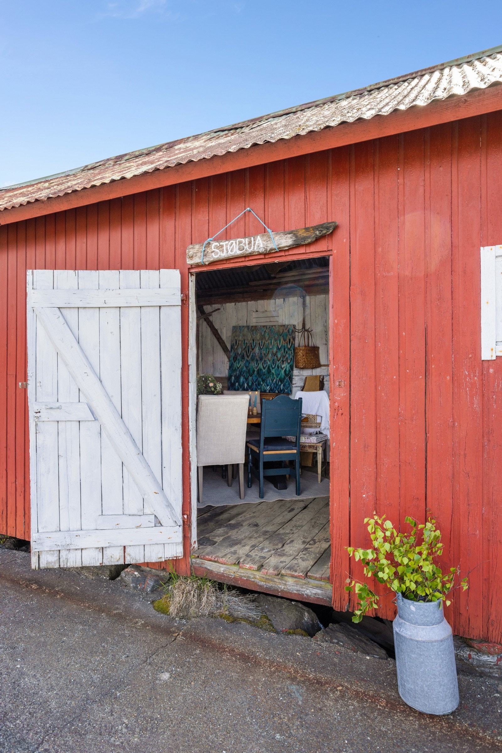 Det foreligger en signert avtale om sjøboden som sier at eier av Sandøyvegen 20 skal ha vederlagsfri, evigvarende og uoppsigelig rett til å ha og bruke bestående sjøbod Galleribilde