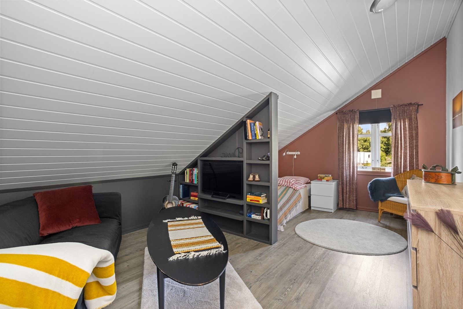 Soverommene er meget romslige og har plass til både seng, og sofaløsning for de større barna Galleribilde