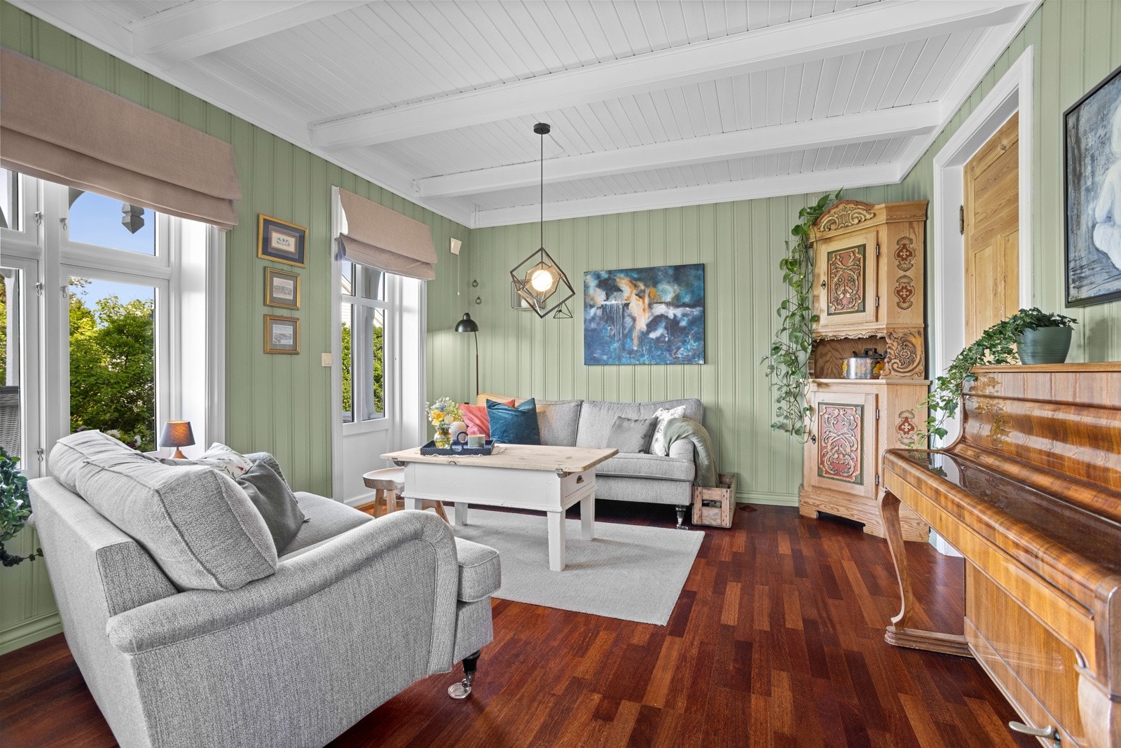 Villaen har en delikat miks av klassisk og moderne, med god takhøyde og originale dører i første etasje Galleribilde