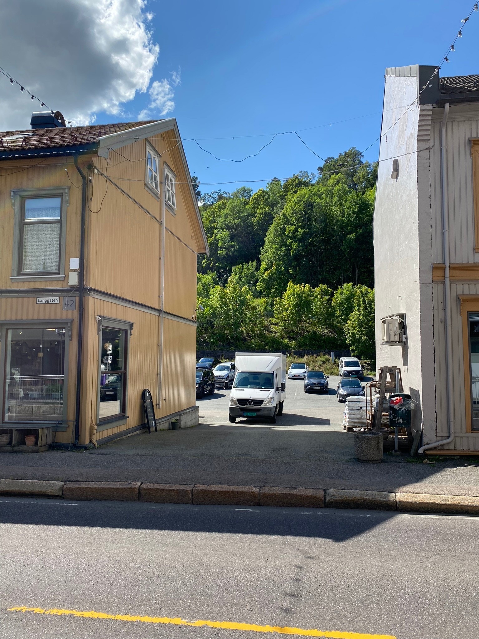 Bygget tilgrenser byens hoved P-plass Galleribilde