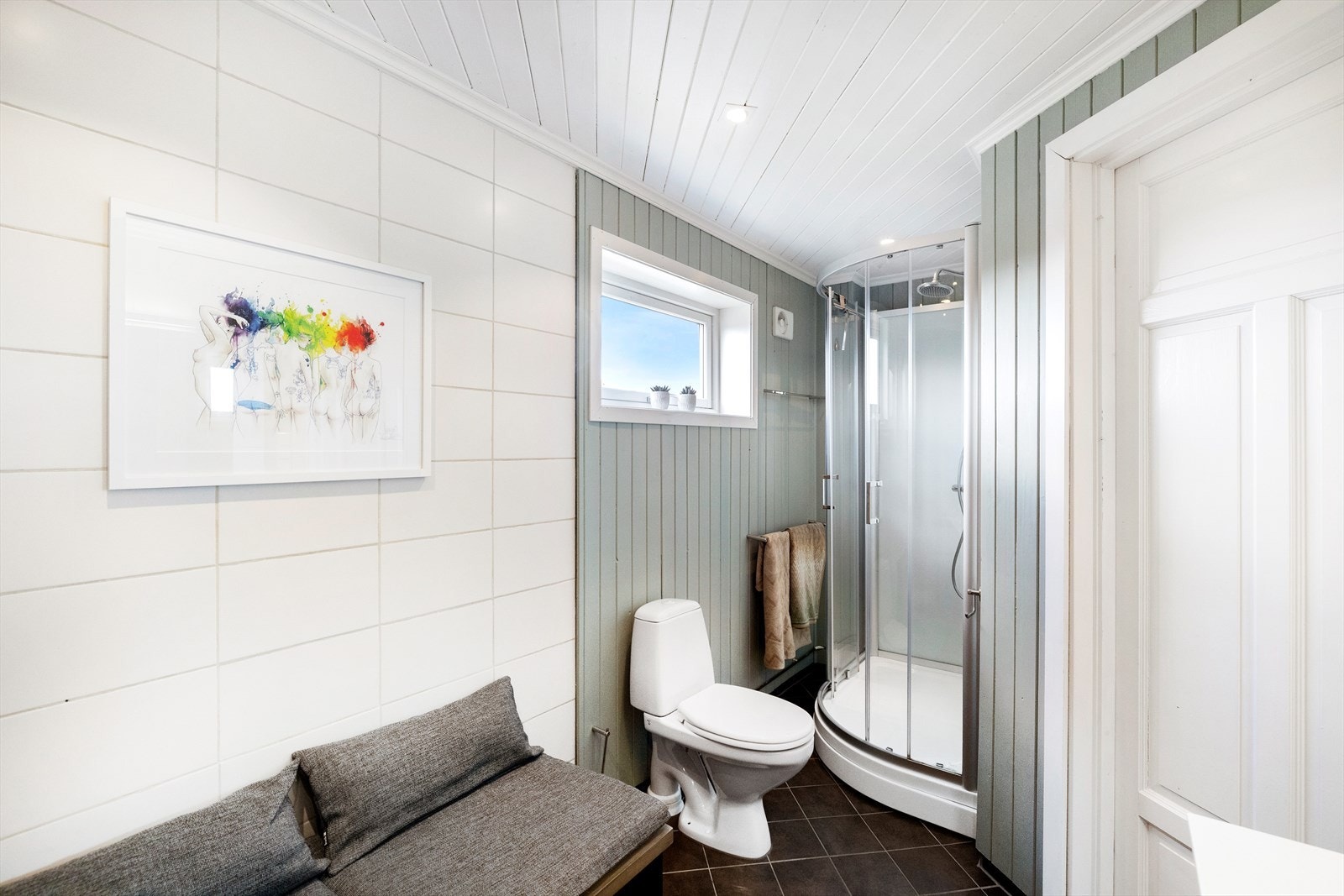 Baderommet har fliser med varmekabler i gulv Galleribilde