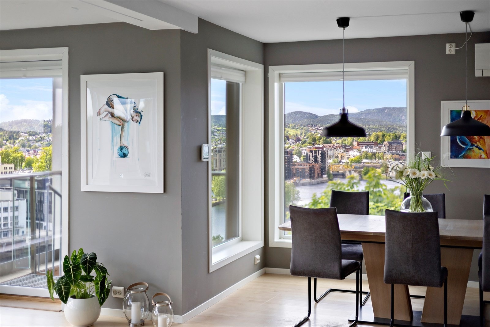 Nydelig utsikt fra flere soner i denne stuen Galleribilde