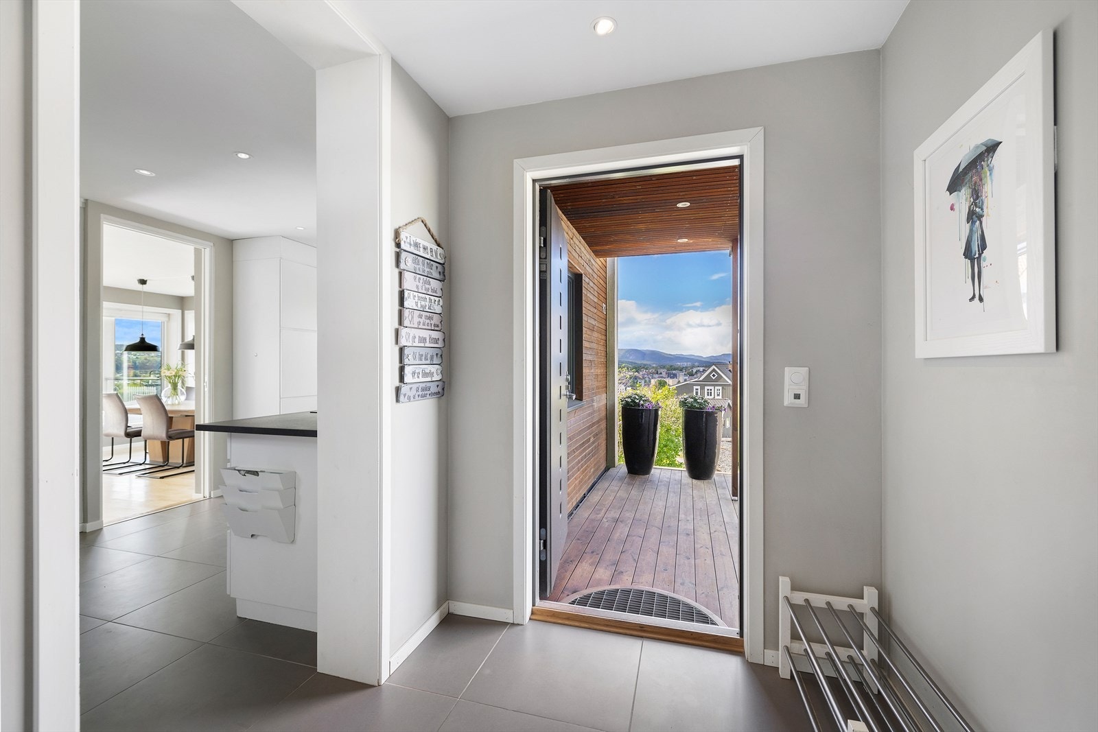 Innbydende entré med adkomst fra overbygd inngangsparti - oppbevaringsplass i garderobeskap Galleribilde