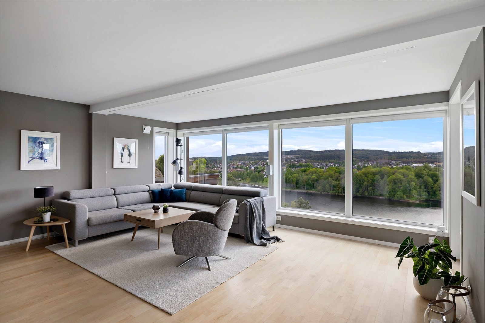 Stuen er luftig og romslig med store vinduer i front Galleribilde