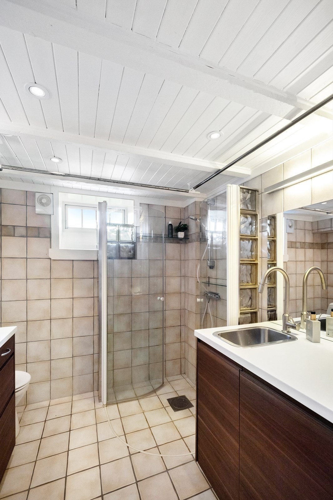 Baderommet har fliser med varmekabler i gulv, det er forøvrig gulvvarme i hele sokkeletasjen Galleribilde