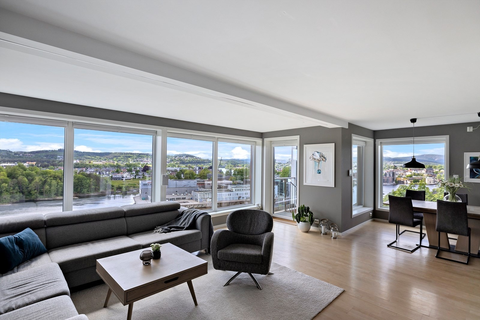 Stuen og spisestuen i boligens hovedetasje er et nydelig og luftig allrom hvor man har god plass til sofagruppe og spisestue Galleribilde