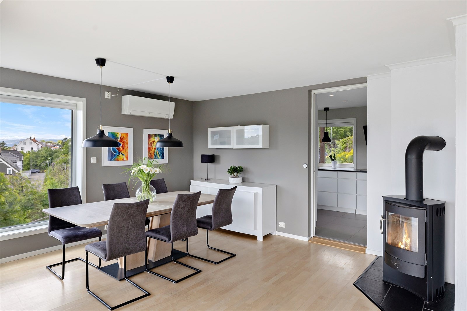 Både varmepumpe og vedovn sørger for god oppvarming av denne etasjen Galleribilde