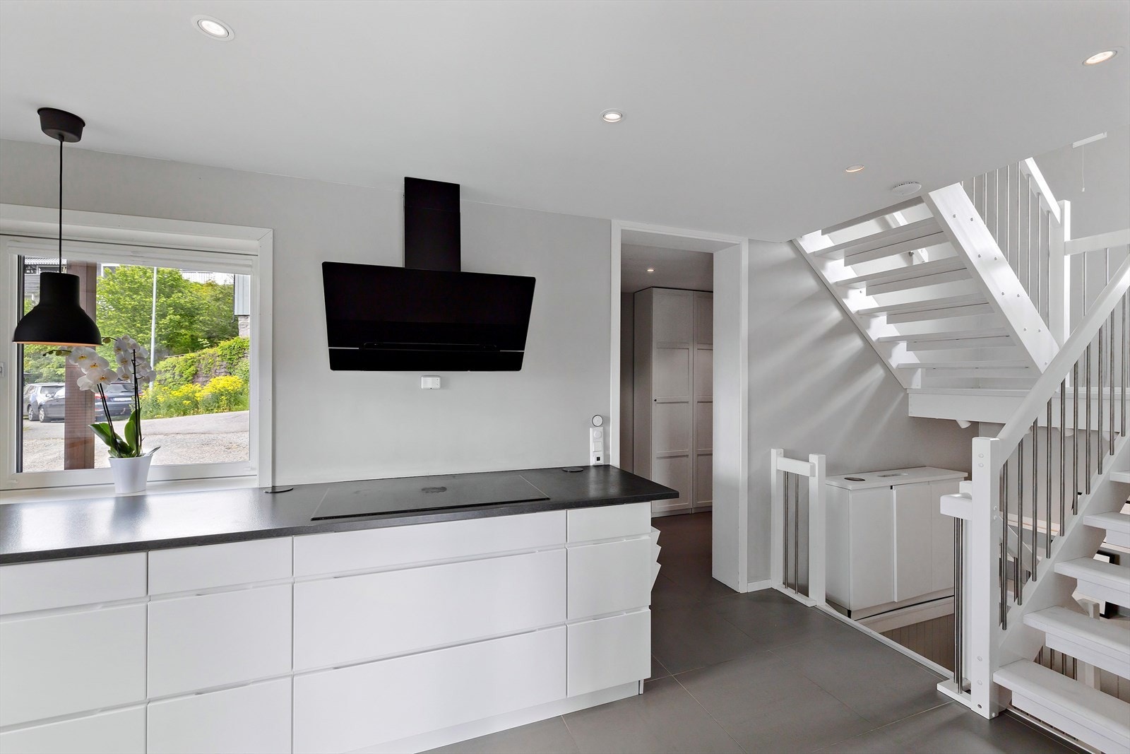 Integrerte hvitevarer som stekeovn, kombiovn, koketopp og kjelskap medfølger. Oppvaskmaskin medfølger ikke. Galleribilde