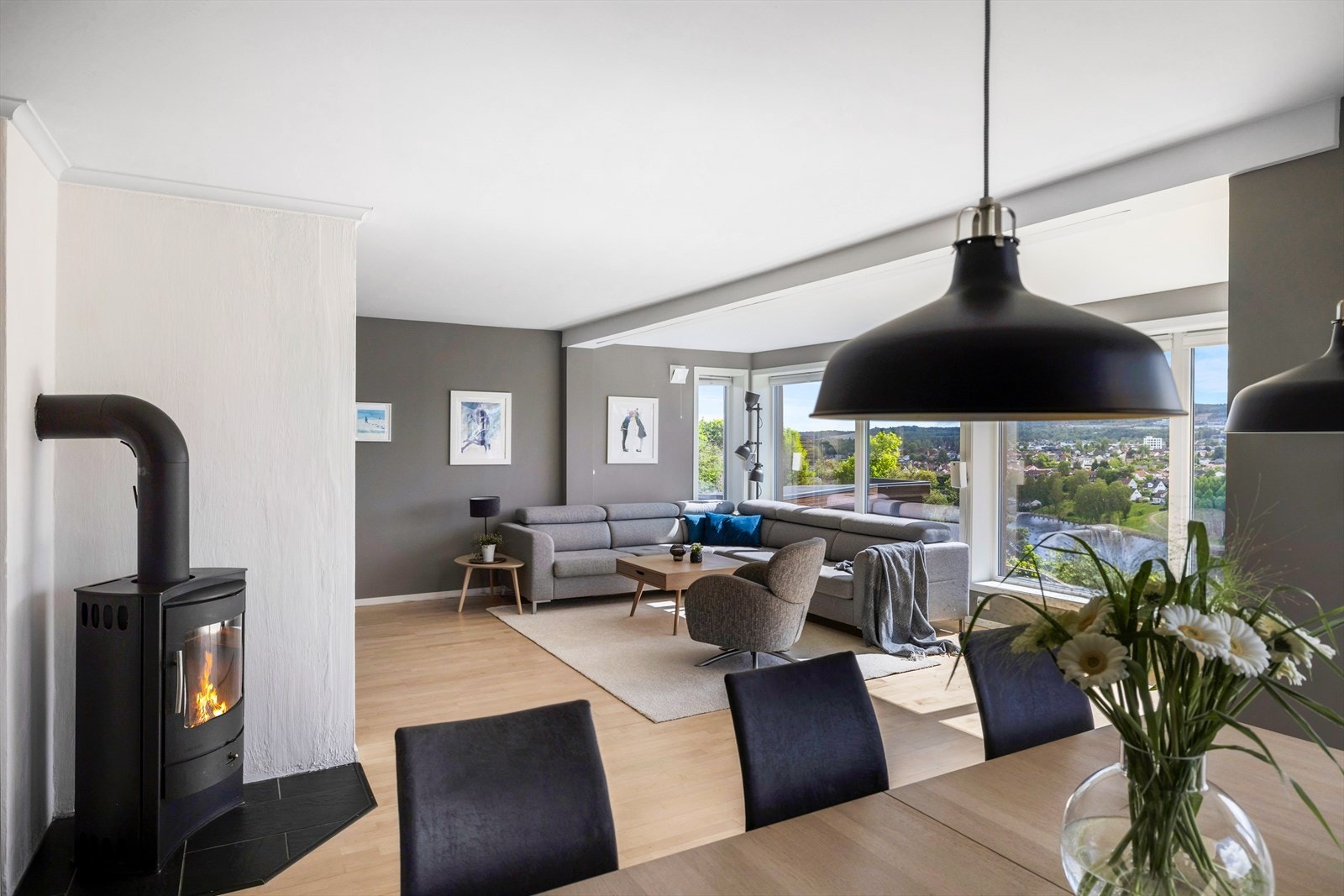 Det er god plass til både sofagruppe og spisestue Galleribilde