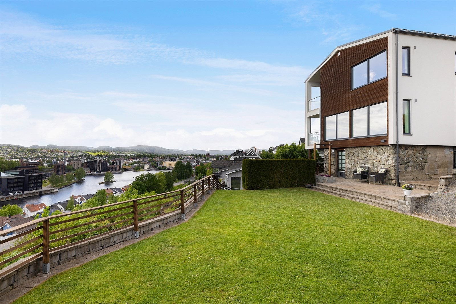 Det er fantastisk utsikt fra denne eiendommen, fra Porsgrunn i syd til Skien i nord Galleribilde