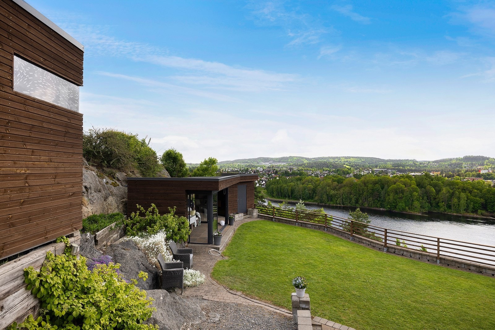 Tomten er meget pent opparbeidet med flere hyggelige uteplasser, hagestue og nivåer Galleribilde