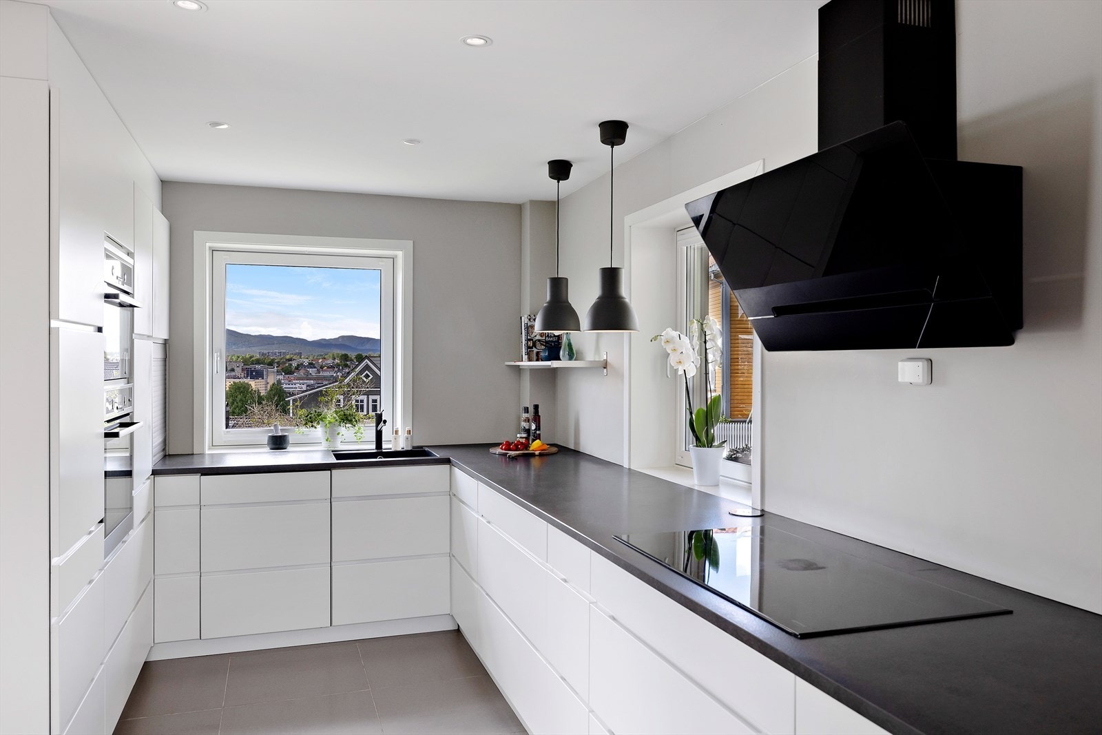 Det er rikelig med oppbevaringsplass og arbeidsplass på dette kjøkkenet Galleribilde