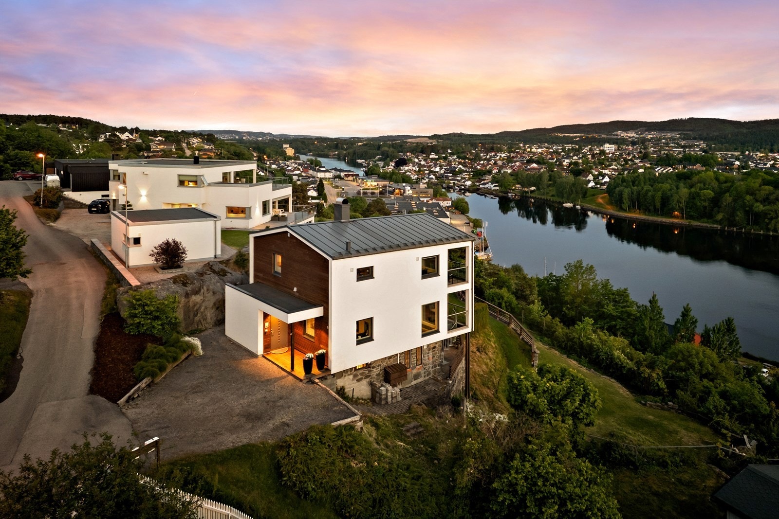 Arkitekttegnet enebolig med fantastisk utsikt og særdeles gode solforhold! Galleribilde