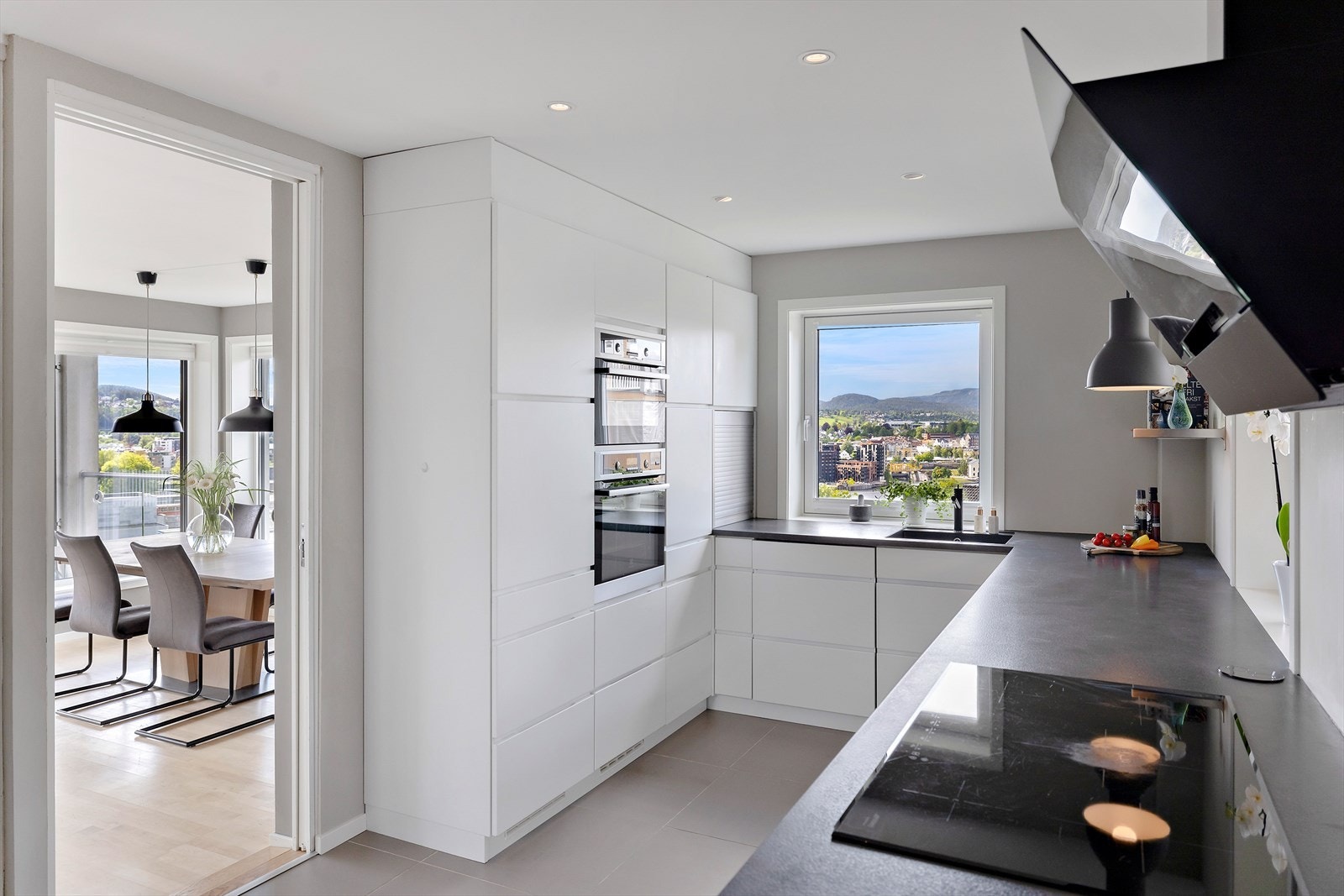 Nyere kjøkken (2017) med tidløse slette fronter med grepskant Galleribilde