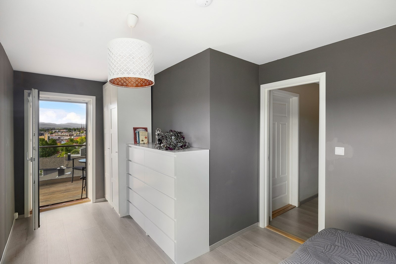 Fra master bedroom er det utgang til overbygd veranda Galleribilde