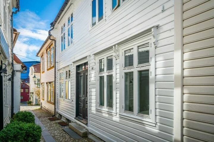 Ute ved inngang Galleribilde