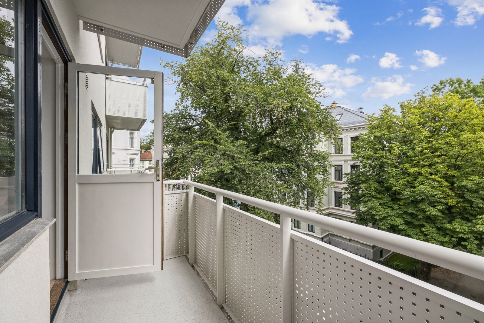 Romslig sørøstvendt balkong med sol frem til ca. kl 14:00 sommerstid. Galleribilde