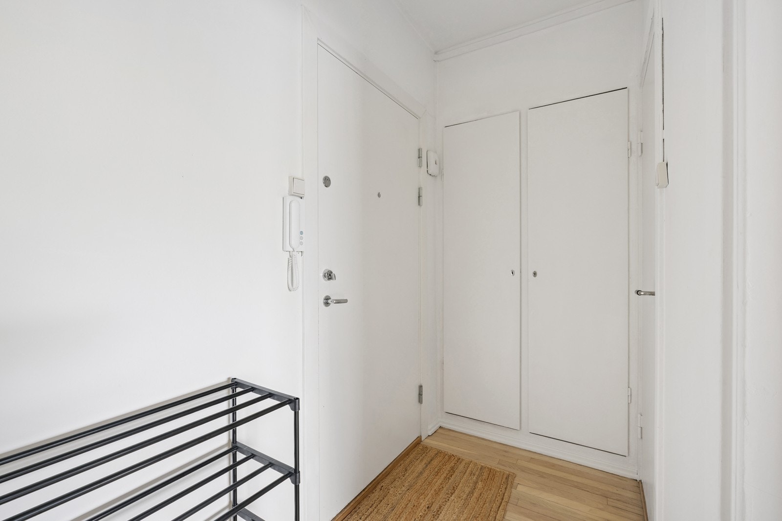 Romslig entré med god lagringsplass i innbygd garderobeskap. Galleribilde