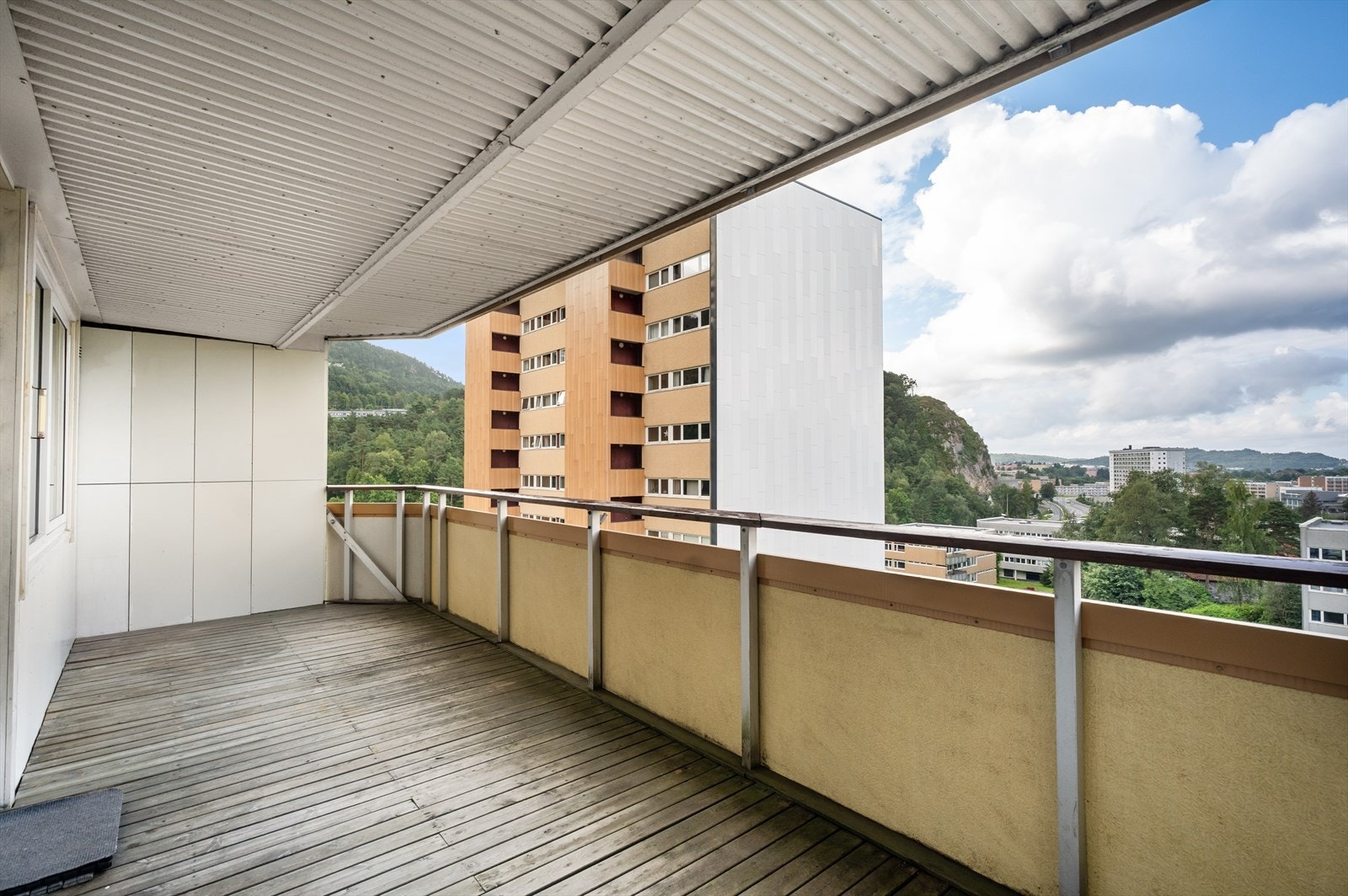 Leiligheten har en solrik og sentral beliggenhet i Fyllingsdalen med flott utsikt og gangavstand til Oasen Senter Galleribilde