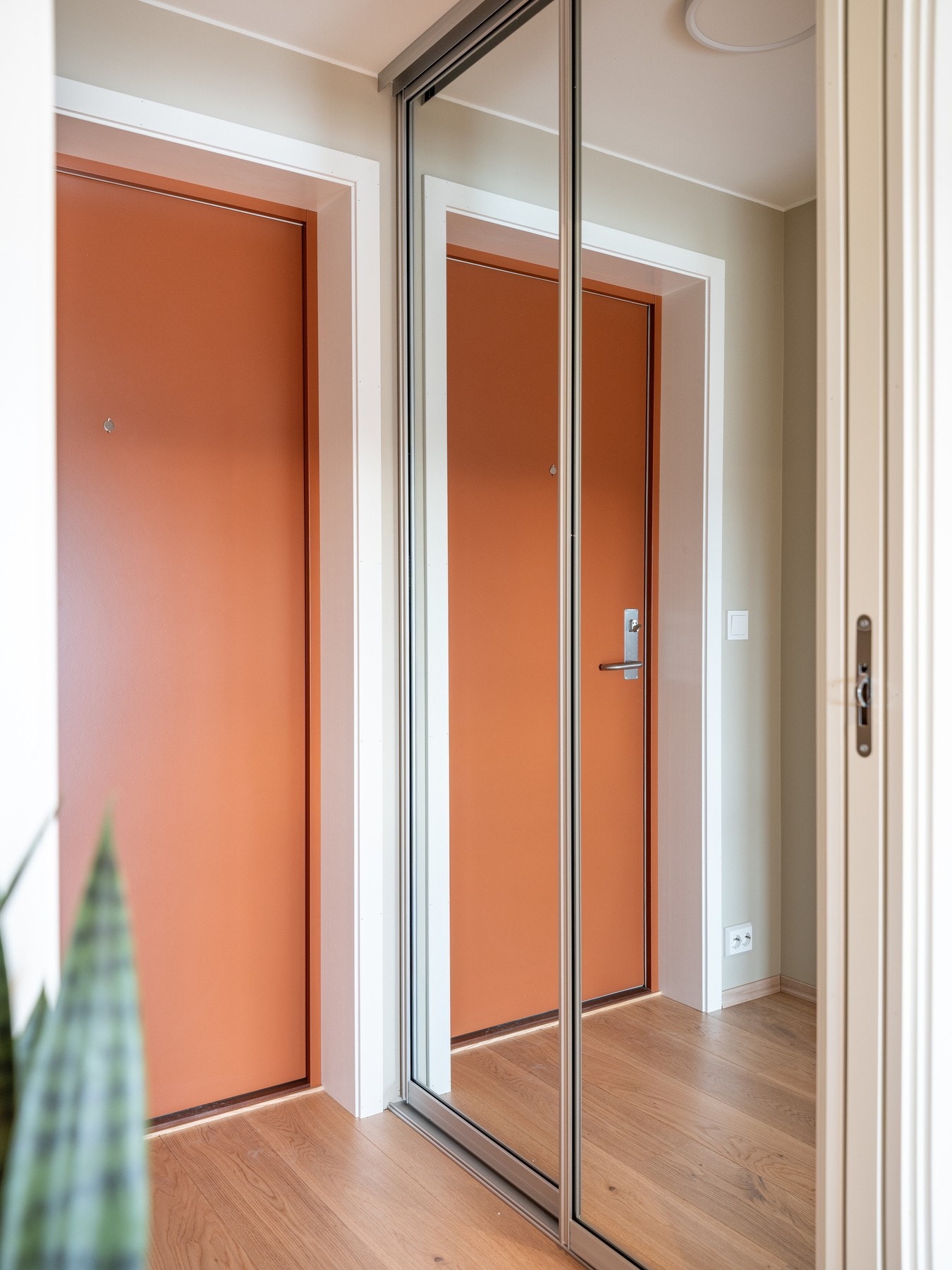 I gangen har man en praktisk skyvedørsgarderobe. Heis ned til garasje og p-plass med mulighet for elbil-lading. Galleribilde