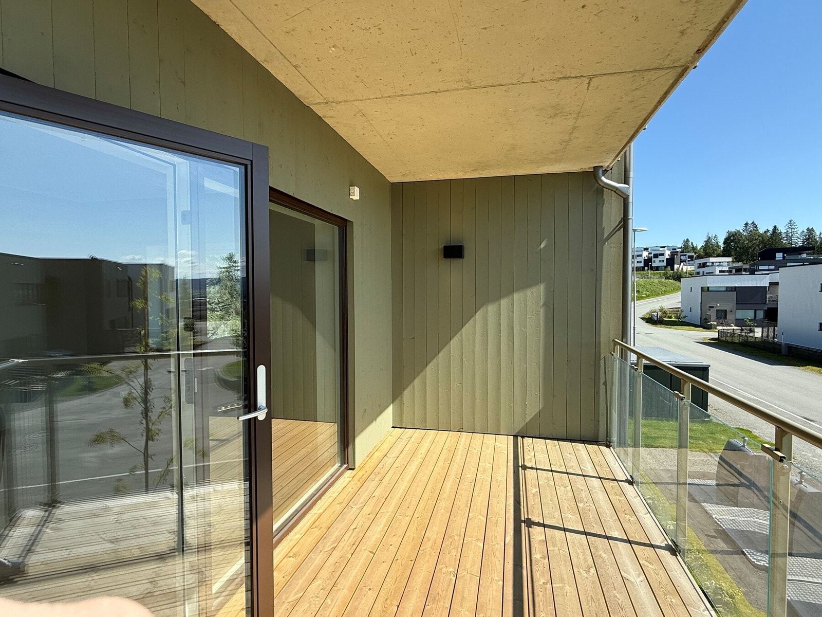 Stor og skjermet uteplass med tak. Galleribilde