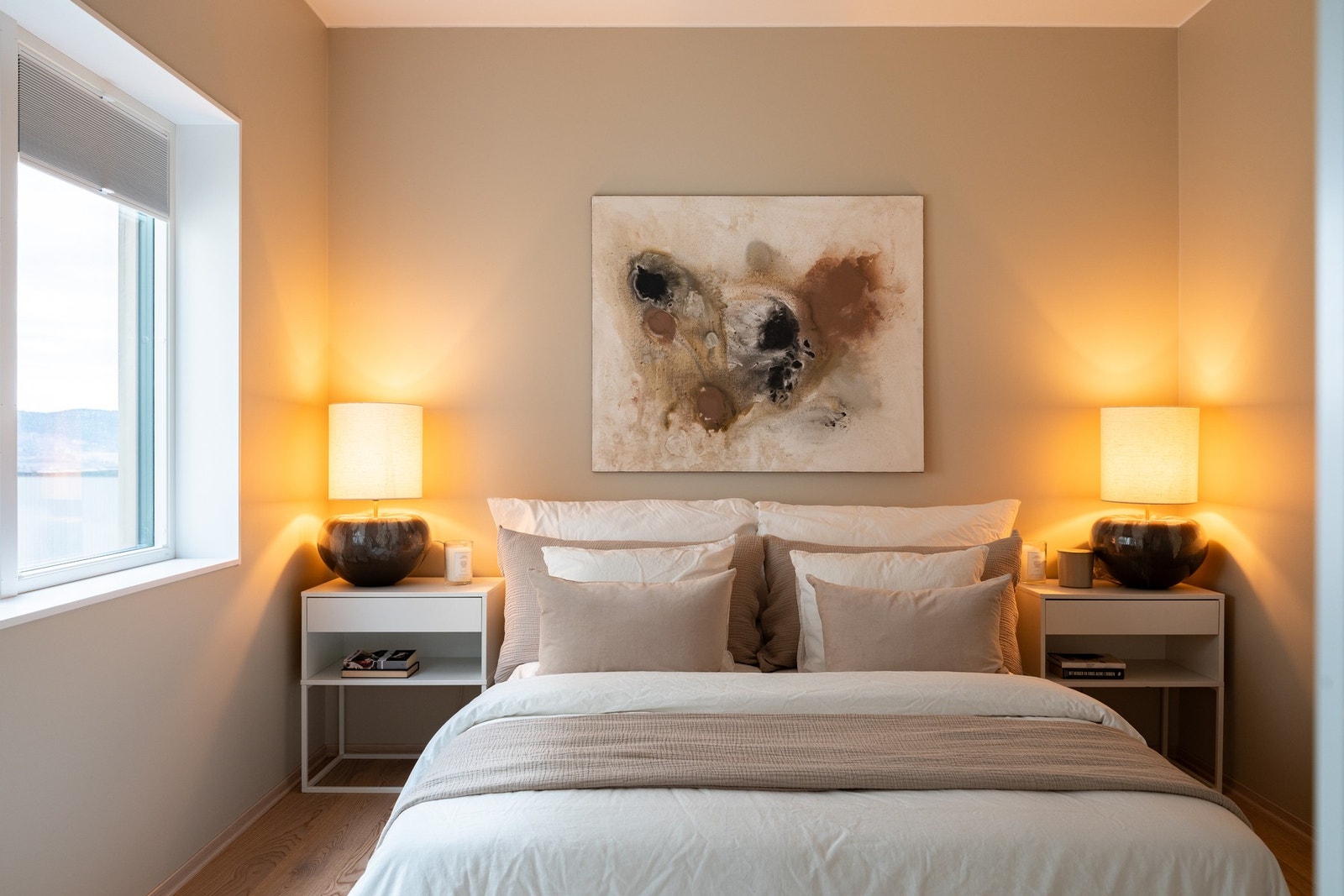 Romslig hovedsoverom med eget walk-in closet. Galleribilde