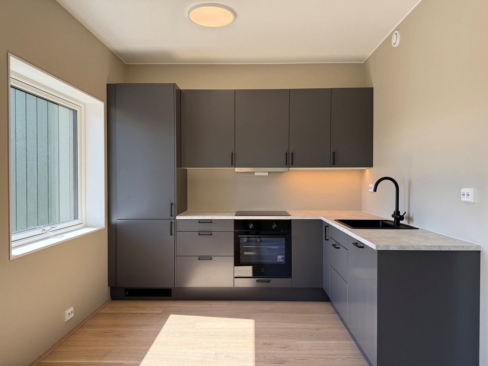 Oppgradert kjøkkenløsning med mye skap- og benkeplass. Integrerte hvitevarer. Galleribilde