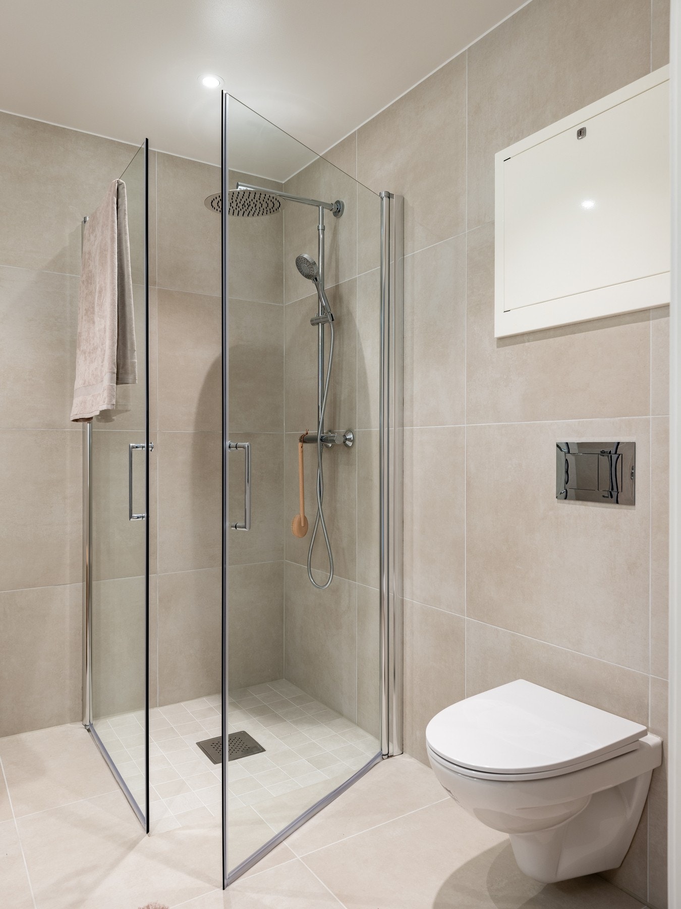 Innskyvbare glassvegger i dusj med regnfallsdusj. Vegghengt WC. Galleribilde