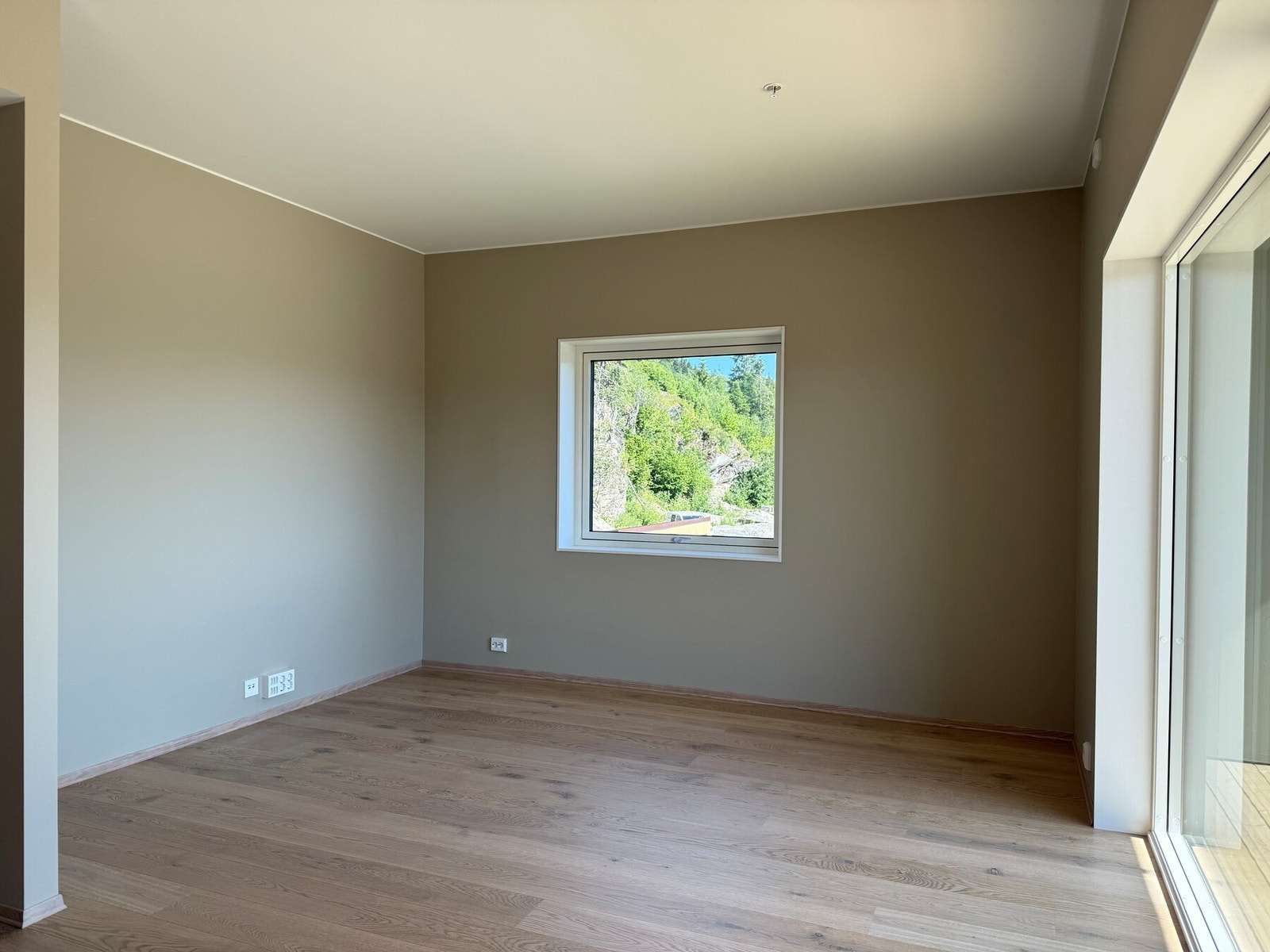 God plass i stuen for sofagruppe. Det er vannbåren gulvvarme. Galleribilde