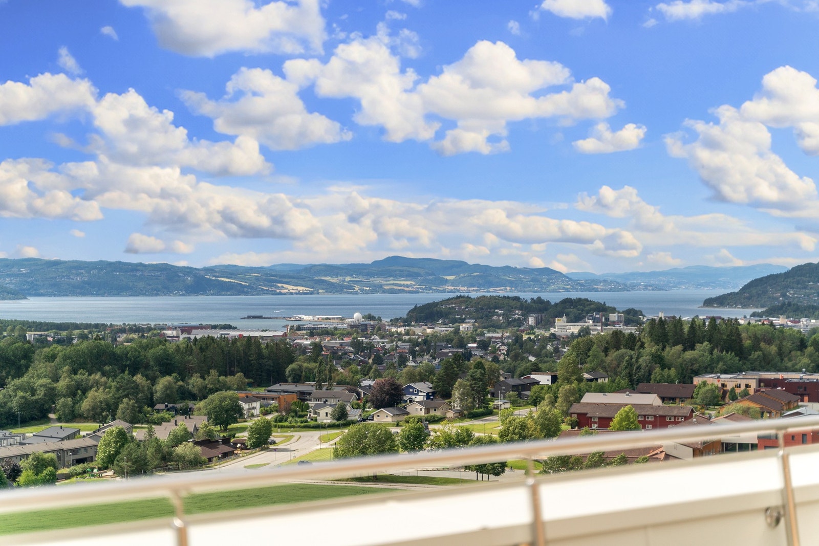 Leilighetens beliggenhet i øverste etasje gjør at terrassen ligger svært rolig og skjermet til. Galleribilde